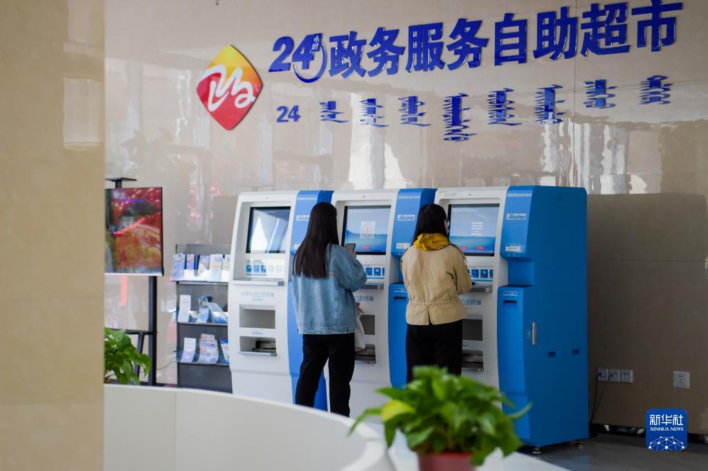 在內蒙古自治區呼和浩特市玉泉區政務服務中心的“24小時政務服務自助超市”,市民在自助辦理發票業務(2022年4月2日攝)。