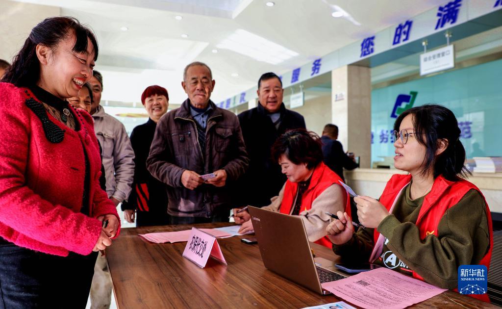 浙江省長興縣呂山鄉金村村級代辦員為村民登記所需辦理事務,由代辦員統一去縣里為村民代辦(2019年11月20日攝)。呂山鄉金村在村便民服務中心專門設立代辦窗口,為村民提供代辦、代繳費服務。