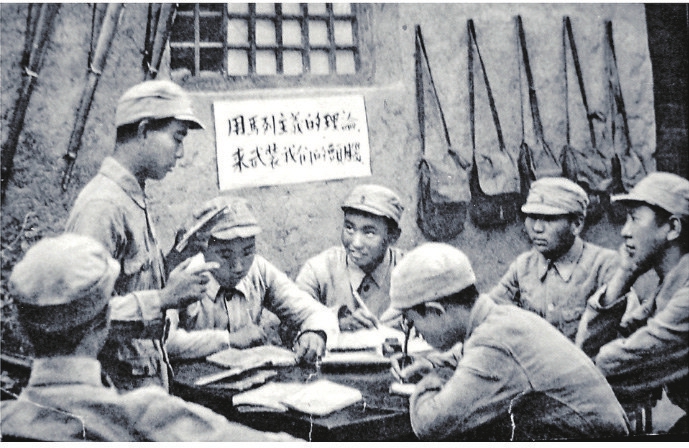 延安整風期間，戰士們在認真學習討論